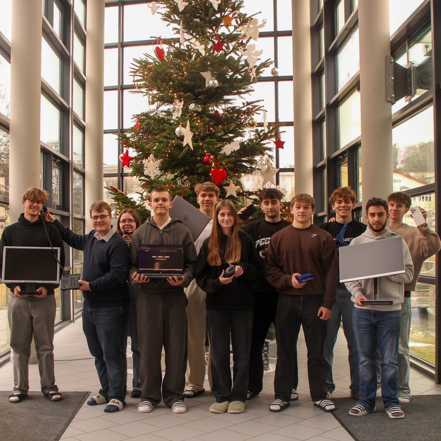 Unsere Belegschaft freut sich schon auf die festliche Weihnachtszeit ...

und auf Ihre Bestellungen unter: "https://hardworx.bbs-rohrbach.at/hardworx_shop/"