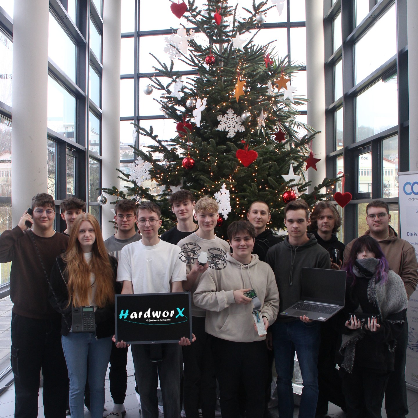 Das Hardworx-Team wünscht Ihnen Frohe Weihnachten!

#hardworx #hardworxgmbh #uebungsfirma #weihnachten 
#christbaum